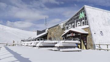 La estaci&oacute;n de esqu&iacute; de Cerler (Aramon, Arag&oacute;n, Espa&ntilde;a), con un espeso grosor de nieve. 