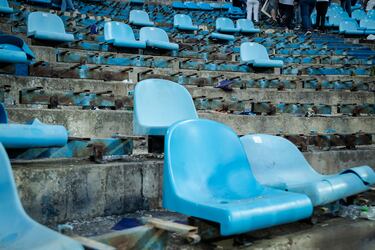 Muchos aficionados se llevaron un asiento de la grada. 