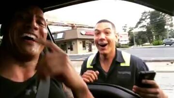 Se baja del camión para un selfie con 'The Rock': ¡la reacción es top!