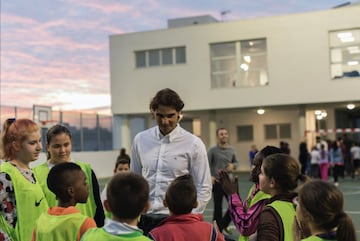 Rafa Nadal es uno de los mejores tenistas en la historia y el más dominante sobre arcilla. El deportista español se ha caracterizado por sus obras caritativas a lo largo de su carrera. A través de la Fundación Rafael Nadal, con 10 años de trabajo, ha apoyado a niños, niñas y jóvenes de entornos desfavorecidos y colectivos en riesgo de exclusión social. "Los niños y niñas que atendemos tienen a menudo un futuro incierto, debido al lugar donde nacieron o a su situación familiar. Queremos ofrecerles las herramientas necesarias para su correcto desarrollo personal y social", señaló Nadal a principios de diciembre de 2020. A finales de año, Rafa donó  3 mil kilos en productos de alimentación infantil al Banco de Alimentos de Mallorca antes de las Navidades, del cual es embajador honorífico. 