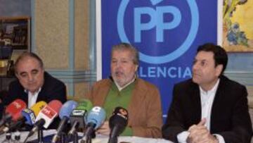 El ministro de Educación, Cultura y Deporte, Íñigo Méndez de Vigo (c), durante la rueda de prensa tras la reunión que ha mantenido hoy en Palencia.