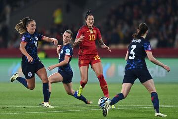 1-0. Tras una gran acción de Aitana Bonmatí, Jennifer Hermoso controla dentro del área, se pasa el balón de un pie a otro y remata con la izquierda para superar a Daphne Van Domselaar.