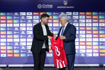 Javi Gal¨¢n, el primer fichaje del Atl¨¦tico 23-24, ha sido presentado este mi¨¦rcoles en el auditorio del C¨ªvitas Metropolitano. El lateral, de 28 a?os, entr¨® en la sala junto a Enrique Cerezo y estuvo acompa?ado tambi¨¦n por amigos, familiares y por el director deportivo, Andrea Berta, y el vicepresidente Antonio Alonso.