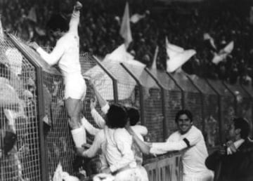 Juanito celebra un gol con el Real Madrid en uno de los fondos del estadio Santiago Bernabéu.