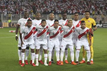The Peru nationals soccer team posed for a photo prior a play-off qualifying match against New Zealand for the 2018 Russian World Cup in Lima, Peru, Wednesday, Nov. 15, 2017. (AP Photo/Karel Navarro)