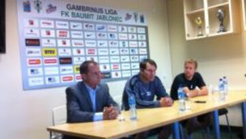 El t&eacute;cnico del Jablonec, en el centro, en rueda de prensa.