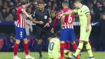 Momento en el que Gil Manzano le ense&ntilde;a amarilla a Lucas por la entrada a Messi.