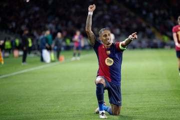 BARCELONA, 23/10/2024.- El delantero del Barcelona Raphinha celebra tras marcar el cuarto gol ante el Bayern, durante el partido de la Liga de Campeones que FC Barcelona y Bayern Munich disputan este miércoles en el estadio Olímpico Lluis Companys. EFE/Alberto Estévez
