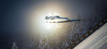 Surcando el aire sobre esquís en Planica