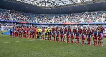 Jugadoras de China y España antes del comienzo del partido entre ambas selecciones en el Mundial.