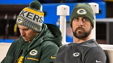 PITTSBURGH, PA - NOVEMBER 26: Aaron Rodgers #12 of the Green Bay Packers sits on the bench during warmups before the game against the Pittsburgh Steelers at Heinz Field on November 26, 2017 in Pittsburgh, Pennsylvania.   Justin Berl/Getty Images/AFP
 == FOR NEWSPAPERS, INTERNET, TELCOS &amp; TELEVISION USE ONLY ==