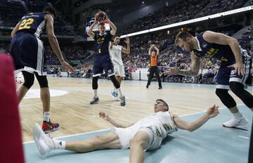 Jaycee Carroll cayó de espaldas tras una dura falta de Rafa Luz.