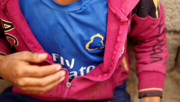 ISIS obliga a un niño a arrancarse el escudo del Madrid