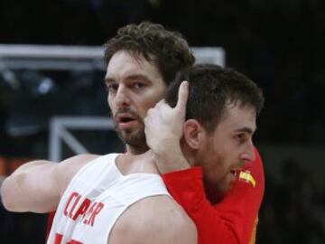 Pau Gasol y Víctor celebran el pase a cuartos.