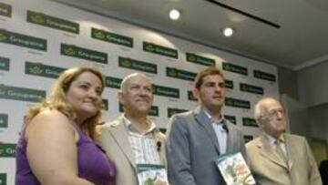 <b>PUESTA DE LARGO. </b>Carmen Colino, Jacinto Álvaro (director general de Recursos de Groupama), Iker Casillas y Antonio Mingote.
