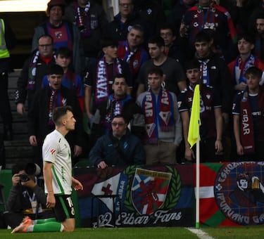 마술사가 지팡이를 뽑을 때, 그의 반대자들만 기도해야 합니다. 에이바르와의 경기에서 완전 주장으로 팀의 4골, 1골, 3도움에 직접 관여했습니다.