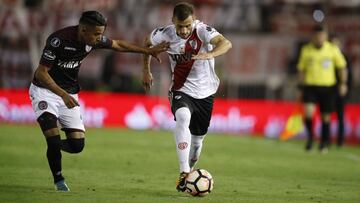 BUE35. BUENOS AIRES (ARGENTINA) 24/10/2017 .- El jugador Marcelo Saracchi (d) de River Plate disputa el balón con el jugador José Gómez de Lanus hoy, martes 24 de octubre de 2017, durante el partido de ida de las semifinales de la Copa Libertadores en el estadio Monumental de Buenos Aires (Argentina). EFE/David Fernández