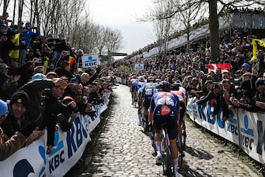 El pelotón a su paso por una de las zonas adoquinadas.