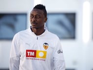 GRAFCVA1466. PATERNA (VALENCIA), 09/01/2026.- El Valencia presenta al delantero Umar Sadiq, de 28 años, como nuevo jugador del club de Mestalla tras alcanzar un acuerdo de traspaso con la Real Sociedad y firmar el nigeriano un contrato hasta 2028. EFE/Biel Aliño