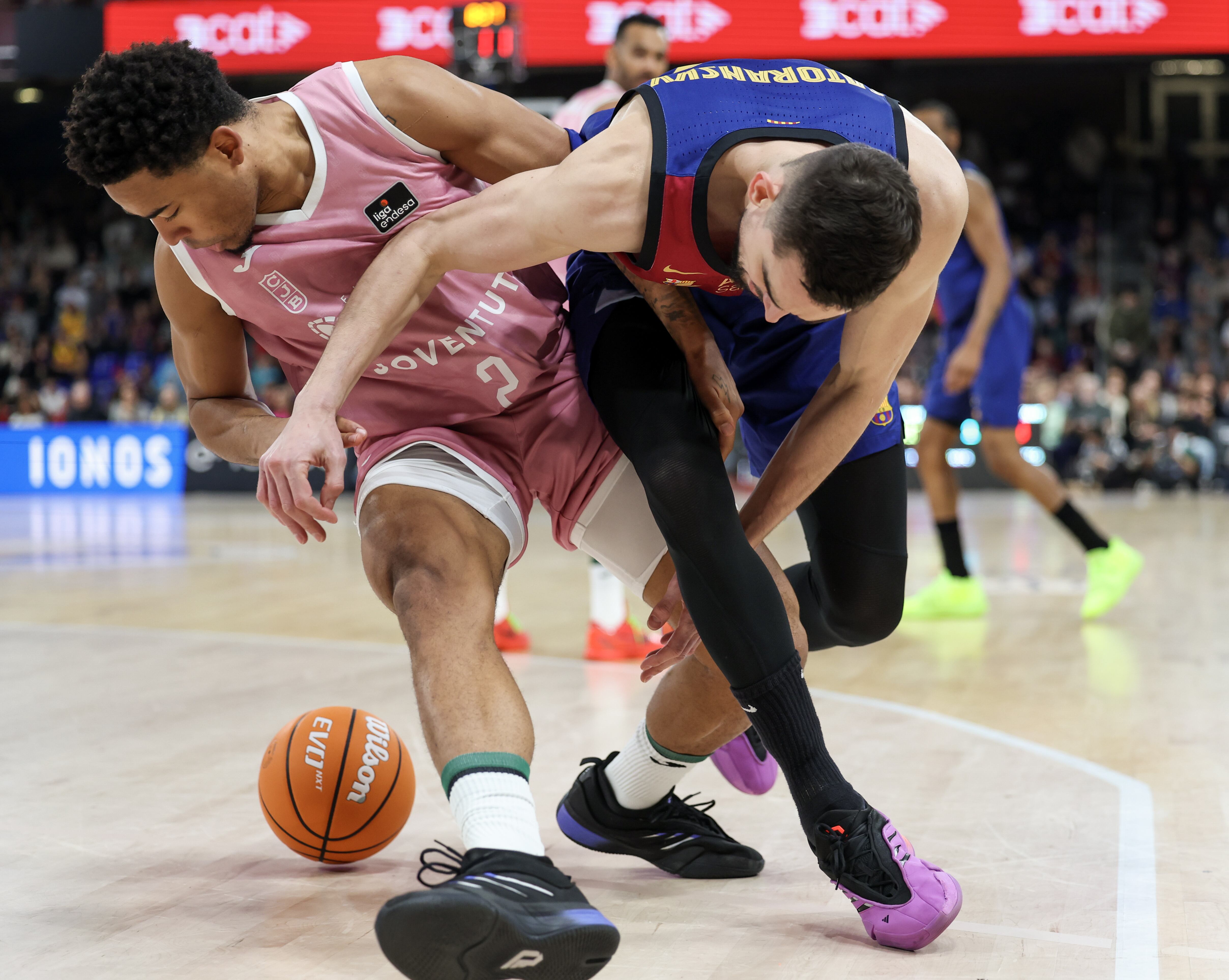 Satoransky pelea un balón con Dotson en el partido del Barça frente al Joventut.  