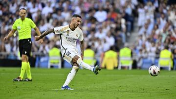 Joselu lanza el penalti que Sergio Herrera le detuvo en el Real Madrid-Osasuna de la novena jornada de LaLiga EA Sports.