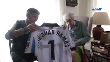 Imanol entrega una camiseta al socio número 1 de la Real.