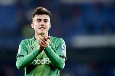 Con sólo 17 años la Real Sociedad anunció que el joven delantero donostiarra tendría dorsal del primer equipo para la temporada 2019-20. 3 años en la élite del fútbol nacional, en las que se ha perfilado como titular y ayudado al equipo a levantar la Copa del Rey 2020. Lleva jugados 79 partidos y anotados 9 goles con la camiseta txuri-urdin. En las categorías inferiores de la Selección española se ha proclamado campeón de Europa sub-19. Tiene un valor de mercado de 15 millones de euros y contrato de larga duración hasta junio de 2027.