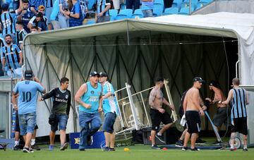 Los radicales del Gremio saltaron al terreno de juego durante el encuentro frente a la Sociedade Esportiva Palmeiras. Los asaltantes destrozaron el VAR como protesta de la derrota. 