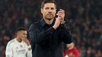 LIVERPOOL (United Kingdom), 04/11/2025.- Real Madrid head coach Xabi Alonso applauds fans after the UEFA Champions League league phase match between Liverpool FC and Real Madrid, in Liverpool, Britain, 04 November 2025. Liverpool won 1-0. (Liga de Campeones, Reino Unido) EFE/EPA/ADAM VAUGHAN