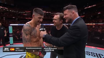 El arrebato de patriotismo de Joel Álvarez ante millares que desató la carcajada del comentarista