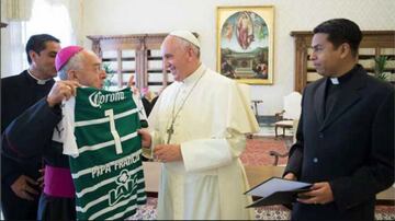 El pontífice recibió la playera de Santos Laguna en una de sus visitas a nuestro país.