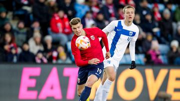Oslo (Norway), 20/11/2022.- Norway's Alexander Sorloth (L) and Finland's Robert Ivanov (R) in action during an international friendly soccer match between Norway and Finland in Oslo, Norway, 20 November 2022. (Futbol, Amistoso, Finlandia, Noruega) EFE/EPA/Stian Lysberg Solum NORWAY OUT
