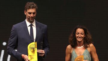 GRAF9321. MADRID, 13/07/2021.- El p&iacute;vot de la selecci&oacute;n espa&ntilde;ola y del Barcelona Pau Gasol y la base de la selecci&oacute;n y del Uni Girona Laia Palau posan con sus premios &quot;Especial&quot; durante la II Gala del Baloncesto espa&ntilde;ol (organizada por la FEB y Marca), este martes en Madrid. EFE/ Juanjo Mart&iacute;n