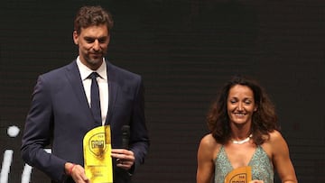 GRAF9321. MADRID, 13/07/2021.- El pívot de la selección española y del Barcelona Pau Gasol y la base de la selección y del Uni Girona Laia Palau posan con sus premios "Especial" durante la II Gala del Baloncesto español (organizada por la FEB y Marca), este martes en Madrid. EFE/ Juanjo Martín
