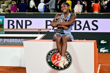 Coco Gauff posa con el trofeo. 