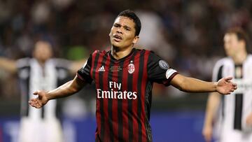 Carlos Bacca durante un partido con el Milan ante la Juventus