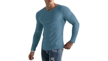 Amazon tiene la camiseta ‘slim fit’ de manga larga que ensalzará tu figura