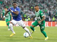 AME621. MEDELLÍN (COLOMBIA), 04/03/2026.- Andrés Sarmiento (d) de Nacional disputan el balón con Sergio Mosquera de Millonarios este miércoles, durante un partido de la primera fase de la Copa Sudamericana entre Atlético Nacional y Millonarios en el estadio Atanasio Girardot en Medellín (Colombia). EFE/ STR