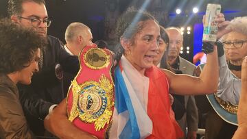 La campeona Amanda Serrano con sus cinturones.