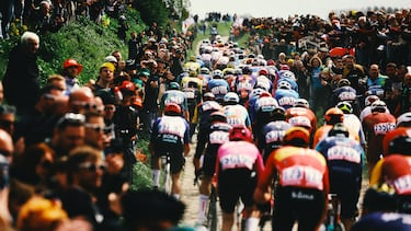 Vista general del pelotón pasando por el sector adoquinado de Quievy a Fontaine au Tertre,
