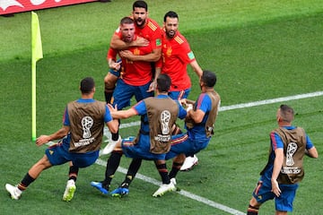 Los jugadores celebran el 1-0 de Sergey Ignashevich en propia puerta. 