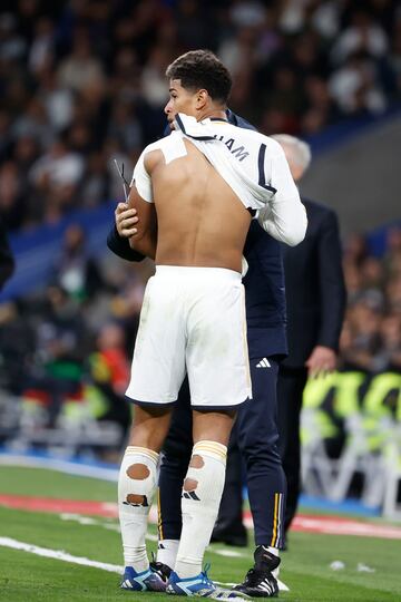 Jude Bellingham gets his shoulder looked at against Rayo
