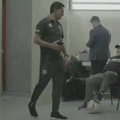 Maradona, sentado en una silla, le hizo la maldad a su auxiliar