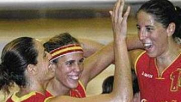 <b>OPTIMISMO.</B> Pons, Valdemoro y Cebrián celebran los éxitos de España en el Campeonato de Europa.