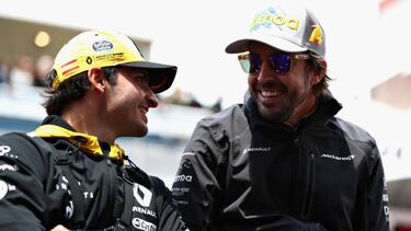 MONTMELO, SPAIN - MAY 13: Fernando Alonso of Spain and McLaren F1 talks with Carlos Sainz of Spain and Renault Sport F1 on the drivers parade before the Spanish Formula One Grand Prix at Circuit de Catalunya on May 13, 2018 in Montmelo, Spain. (Photo by M