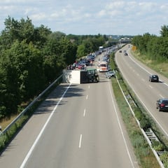 La DGT alerta sobre el 'efecto mirón': ¿por qué nos jugamos algo más que una multa con el coche?