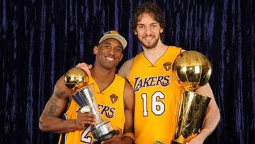 Kobe Bryant y Pau Gasol, en la etapa de ambos en Los Ángeles Lakers, posan con el campeonato de la NBA