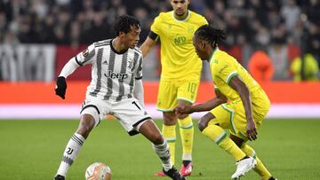 TURIN, ITALY - FEBRUARY 16: Juan Cuadrado of Juventus battles for the ball with Charles Traore of FC Nantes during the UEFA Europa League knockout round play-off leg one match between Juventus and FC Nantes at Allianz Stadium on February 16, 2023 in Turin, Italy. (Photo by Filippo Alfero - Juventus FC/Juventus FC via Getty Images)