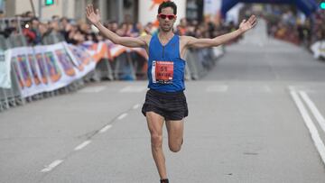 Javi Guerra, entrando vencedor en el Medio Maratón de Granollers.