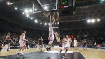 Una jugada del partido de hoy entre el Bilbao Basket y el CEZ Basketball Nymburk.